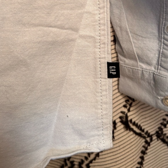 GAP Button-Down - Picture 5 of 6